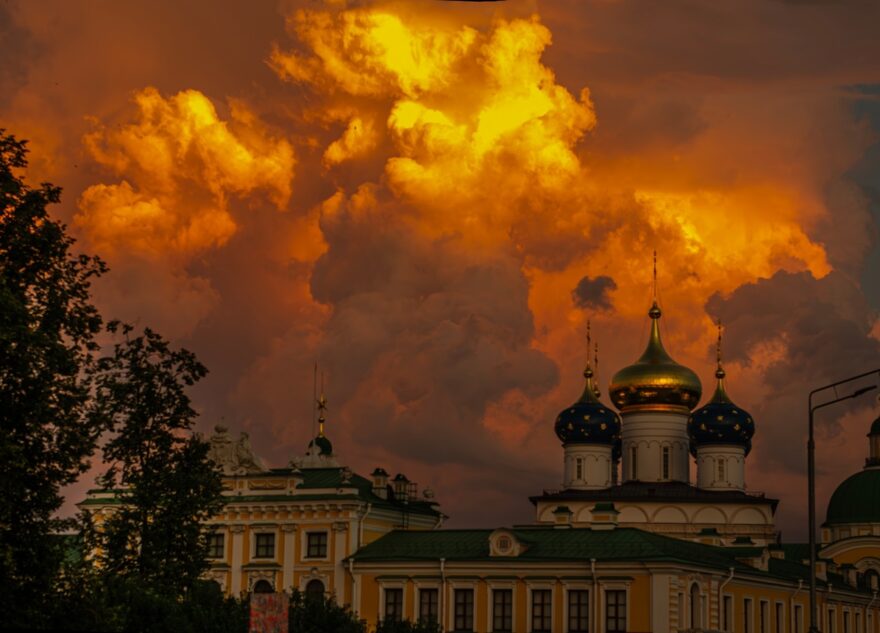 В небе над Тверью показался огненный "портал в ад"