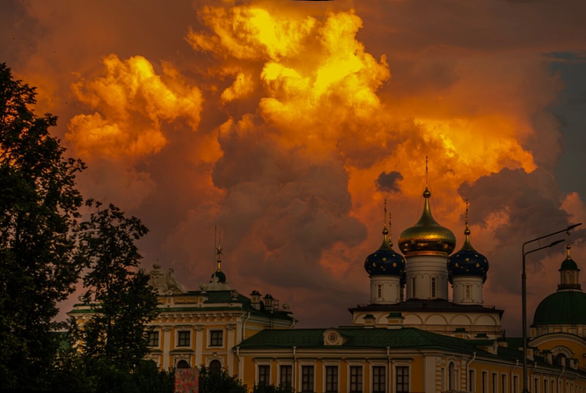 В небе над Тверью показался огненный 