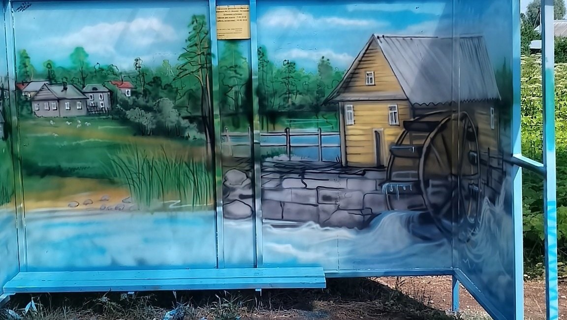 Художник из Тверской области подарил односельчанам красивую остановку