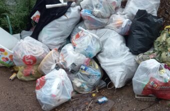 В одном из городов Тверской области горы мусора уже долгое время "украшают" улицу