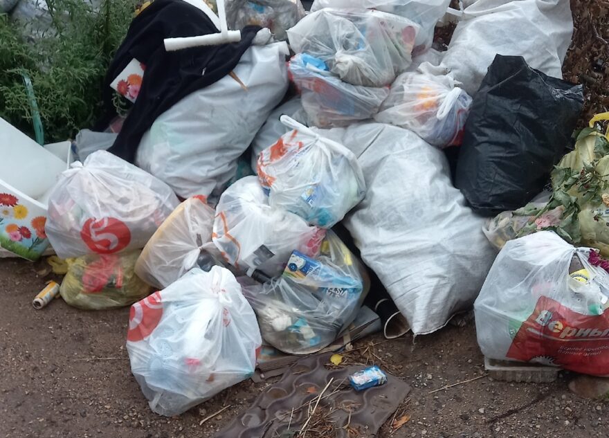В одном из городов Тверской области горы мусора уже долгое время "украшают" улицу В одном из городов Тверской области горы мусора уже долгое время "украшают" улицу