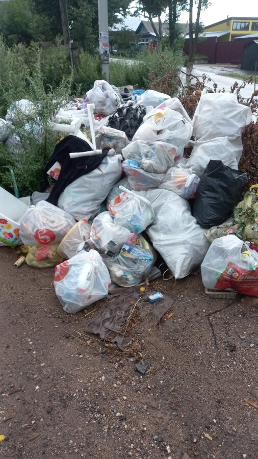 В одном из городов Тверской области горы мусора уже долгое время "украшают" улицу