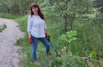 Под Тверью местные жители бьются с борщевиком за остановку Под Тверью местные жители бьются с борщевиком за остановку