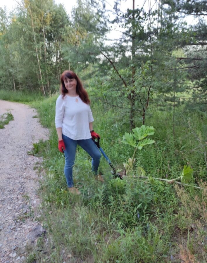 Под Тверью местные жители бьются с борщевиком за остановку