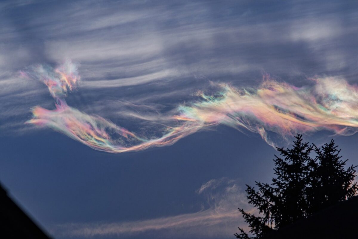 В небе над Тверской областью показались редкие перламутровые облака