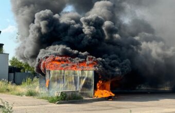 В Твери посреди города полыхают мусорные баки В Твери посреди города полыхают мусорные баки