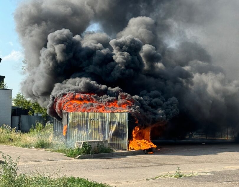 В Твери посреди города полыхают мусорные баки