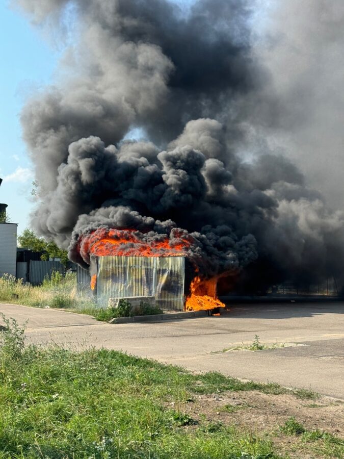 В Твери посреди города полыхают мусорные баки