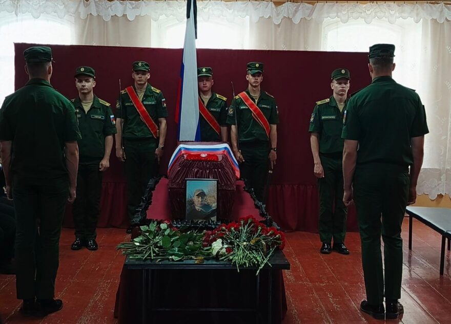 В Тверской области проводили в последний путь погибшего в зоне СВО Дмитрия Большакова В Тверской области проводили в последний путь погибшего в зоне СВО Дмитрия Большакова