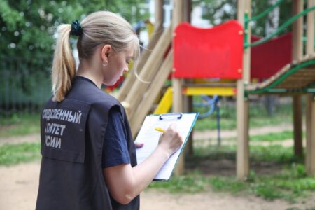 В Тверской области на маленького мальчика упал деревянный столб