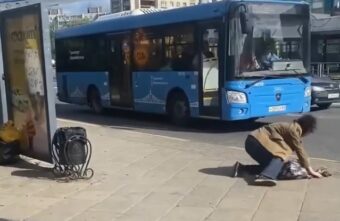На остановке в Твери парень со всей силы толкнул женщину на асфальт На остановке в Твери парень со всей силы толкнул женщину на асфальт