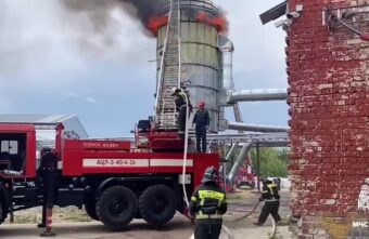 В Твери загорелась большая емкость с опилками В Твери загорелась большая емкость с опилками