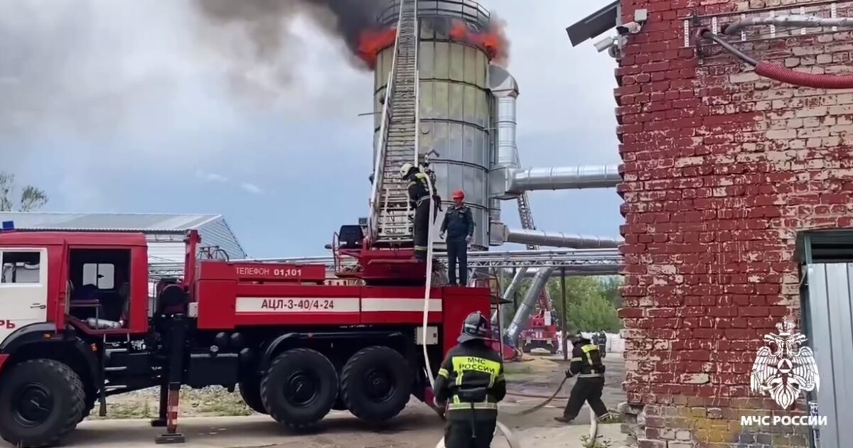 В Твери загорелась большая емкость с опилками