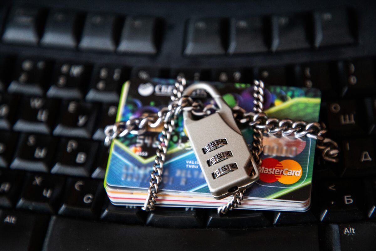 31-летний житель Твери по чужой карте совершил шопинг на 20 тысяч рублей