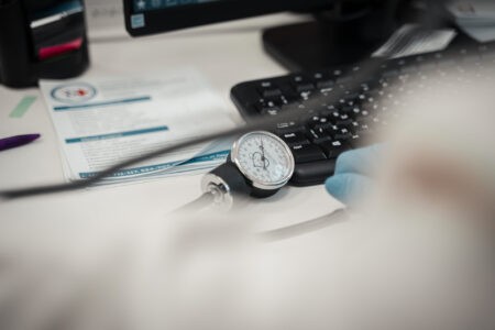 Врачи рассказали, зачем измерять давление стоя и лёжа Врачи рассказали, зачем измерять давление стоя и лёжа