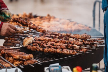 Врач рассказала о том, почему шашлык в жаркую погоду очень опасен