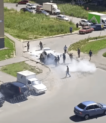 В Твери неравнодушные прохожие помогли потушить автомобиль В Твери неравнодушные прохожие помогли потушить автомобиль