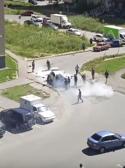 В Твери неравнодушные прохожие помогли потушить автомобиль В Твери неравнодушные прохожие помогли потушить автомобиль