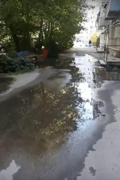 В одном из городов Тверской области улицу затопила канализационная вода В одном из городов Тверской области улицу затопила канализационная вода