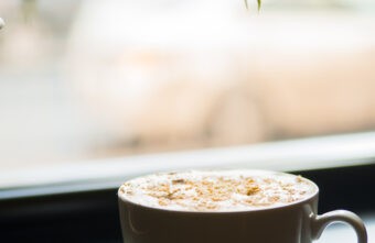 Гастроэнтеролог рассказала, почему нельзя пить кофе с молоком