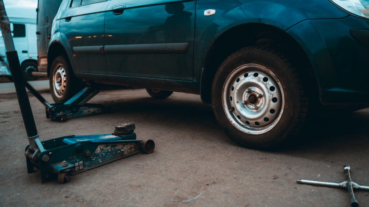 В России машину могут не взять в ремонт из-за неоригинальных запчастей