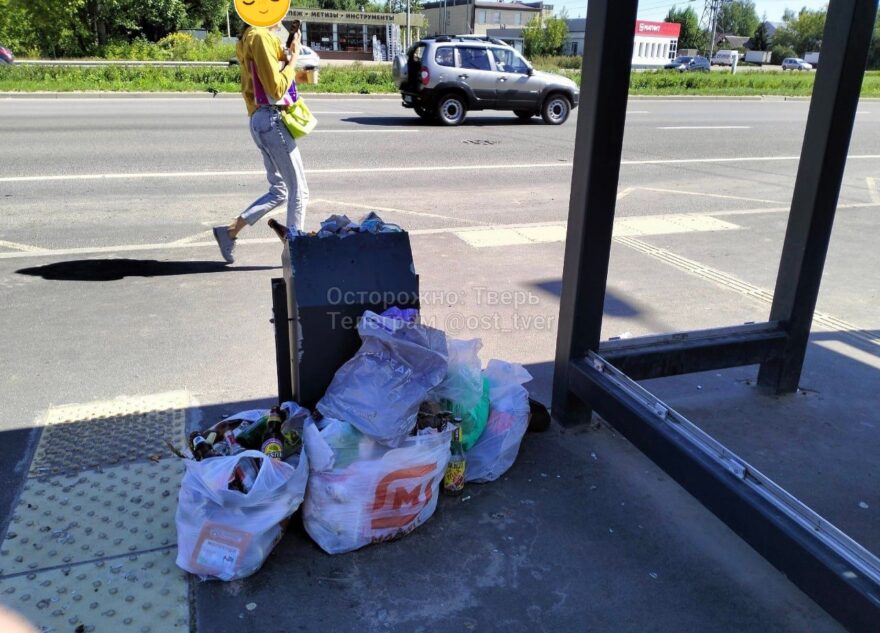 На остановке в Твери жители устроили стихийную свалку