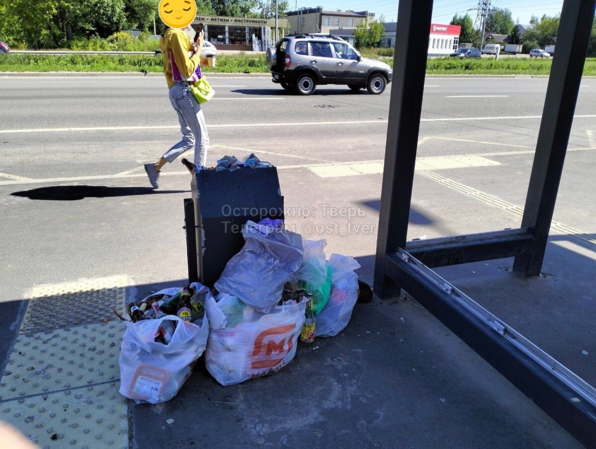 На остановке в Твери жители устроили стихийную свалку
