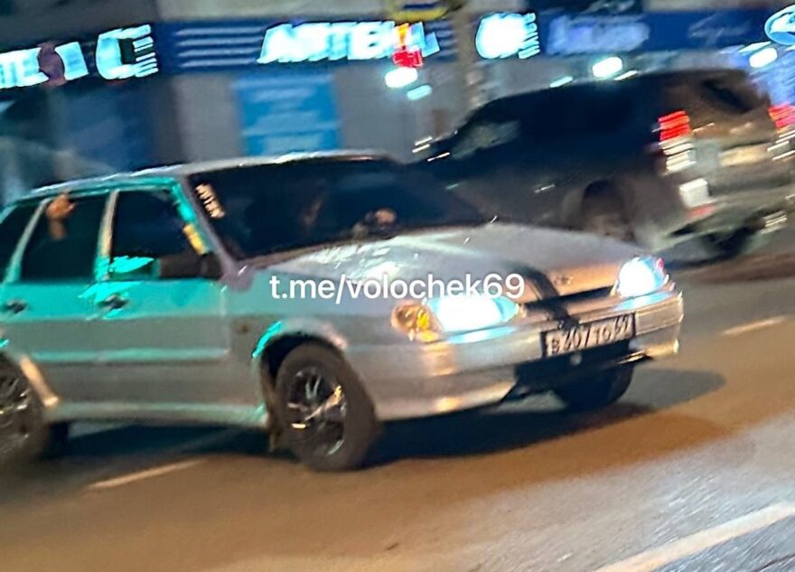 В Тверской области неадекваты на ВАЗе обливают пешеходов водой В Тверской области неадекваты на ВАЗе обливают пешеходов водой