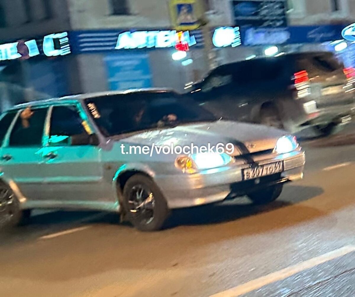 В Тверской области неадекваты на ВАЗе обливают пешеходов водой