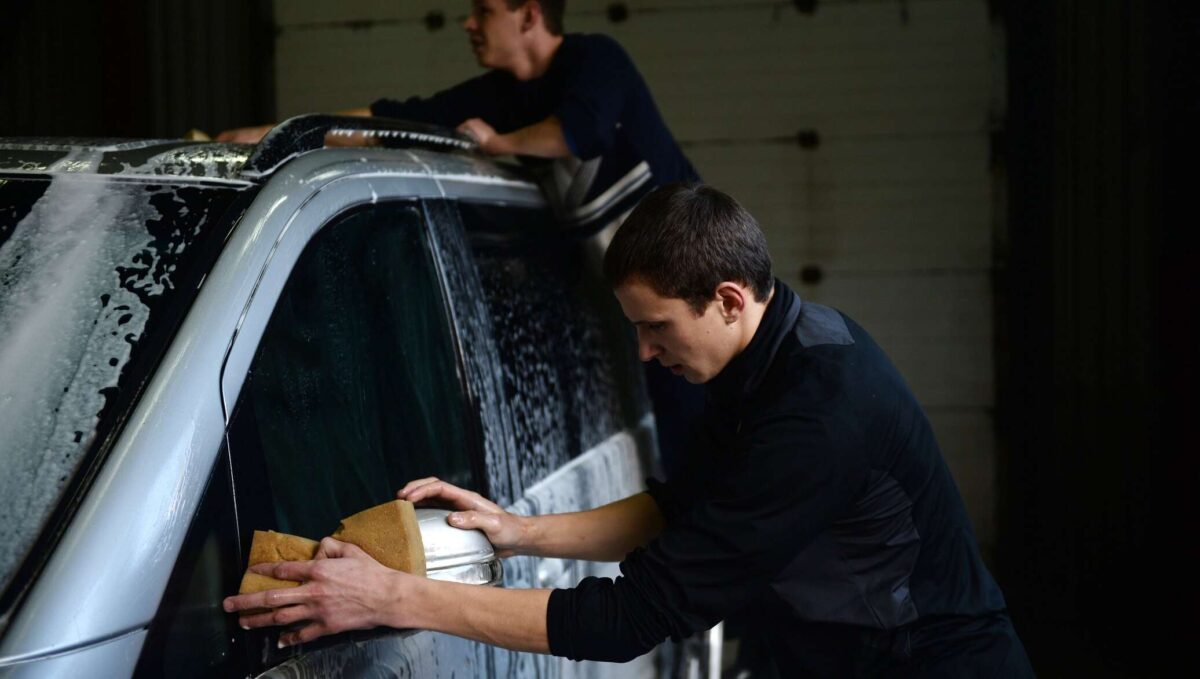 Автоэксперт запретил мыть машину из ведра с водой