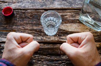 Врач опроверг идею лечить алкоголем ОРВИ Врач опроверг идею лечить алкоголем ОРВИ