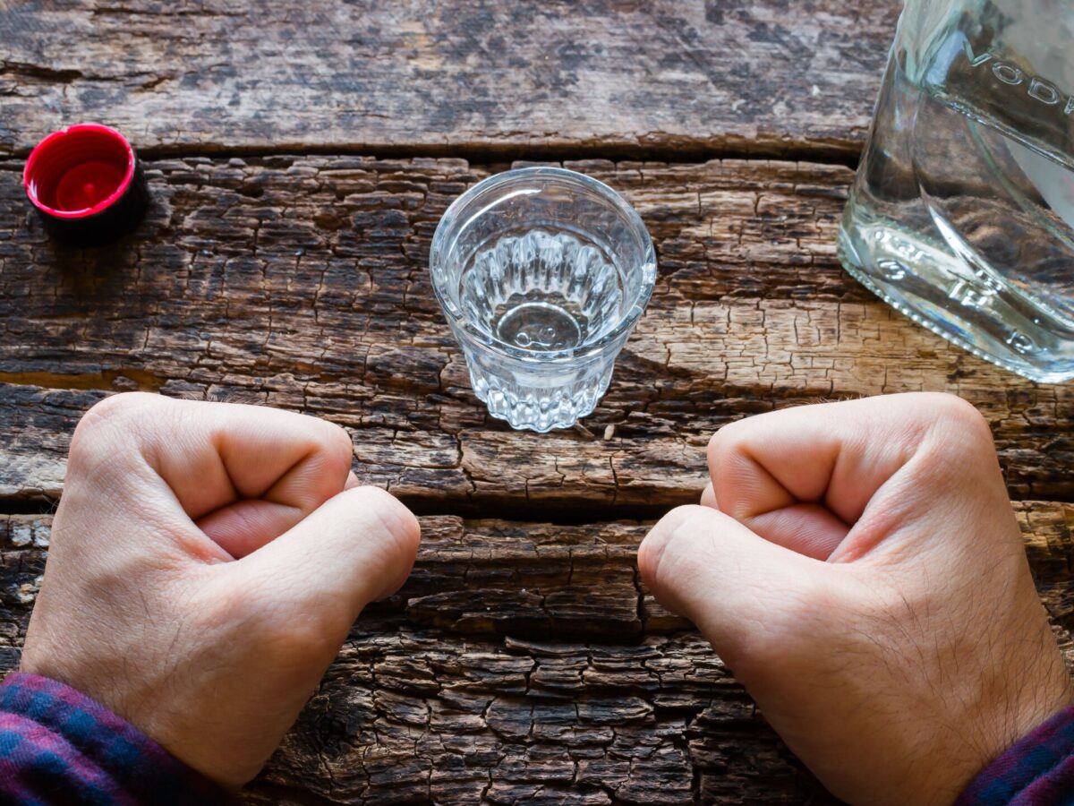 Врач опроверг идею лечить алкоголем ОРВИ