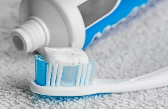 Врач рассказала, когда действительно стоит менять зубную щетку