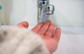 Жителям деревни в Тверской области отказались включать водоснабжение Жителям деревни в Тверской области отказались включать водоснабжение