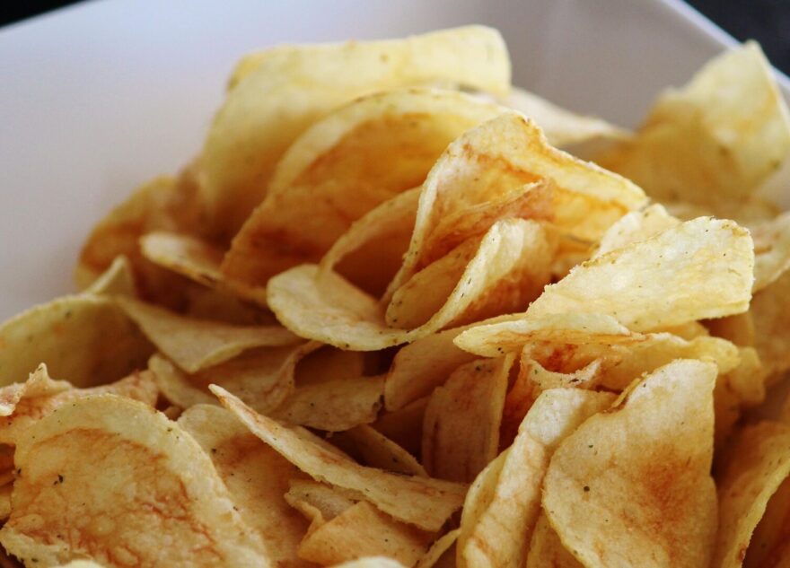 Врач объяснила, почему людей тянет к солененькому и орешкам