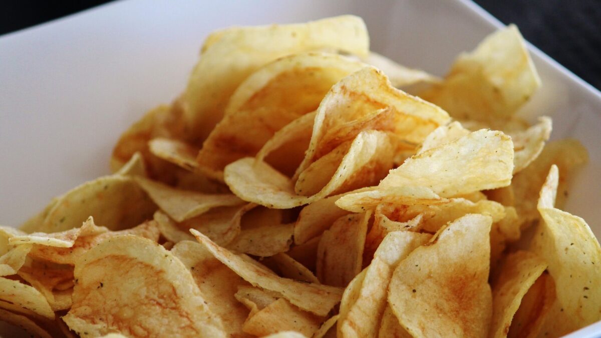 Врач объяснила, почему людей тянет к солененькому и орешкам