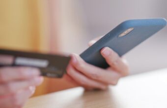 В Тверской области дочка потратила мамины сбережения на мобильную игру