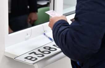 В России водителей будут лишать прав за отсутствие триколора на госномерах В России водителей будут лишать прав за отсутствие триколора на госномерах