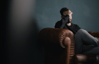 Врач рассказала, как нельзя лечить головную боль