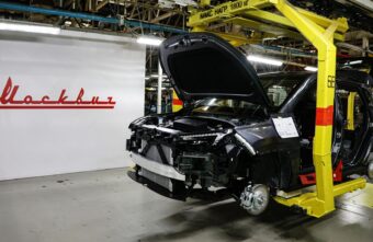 В России сразу три автозавода возобновили производство В России сразу три автозавода возобновили производство