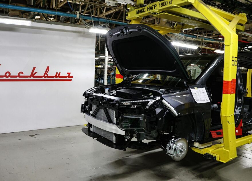 В России сразу три автозавода возобновили производство