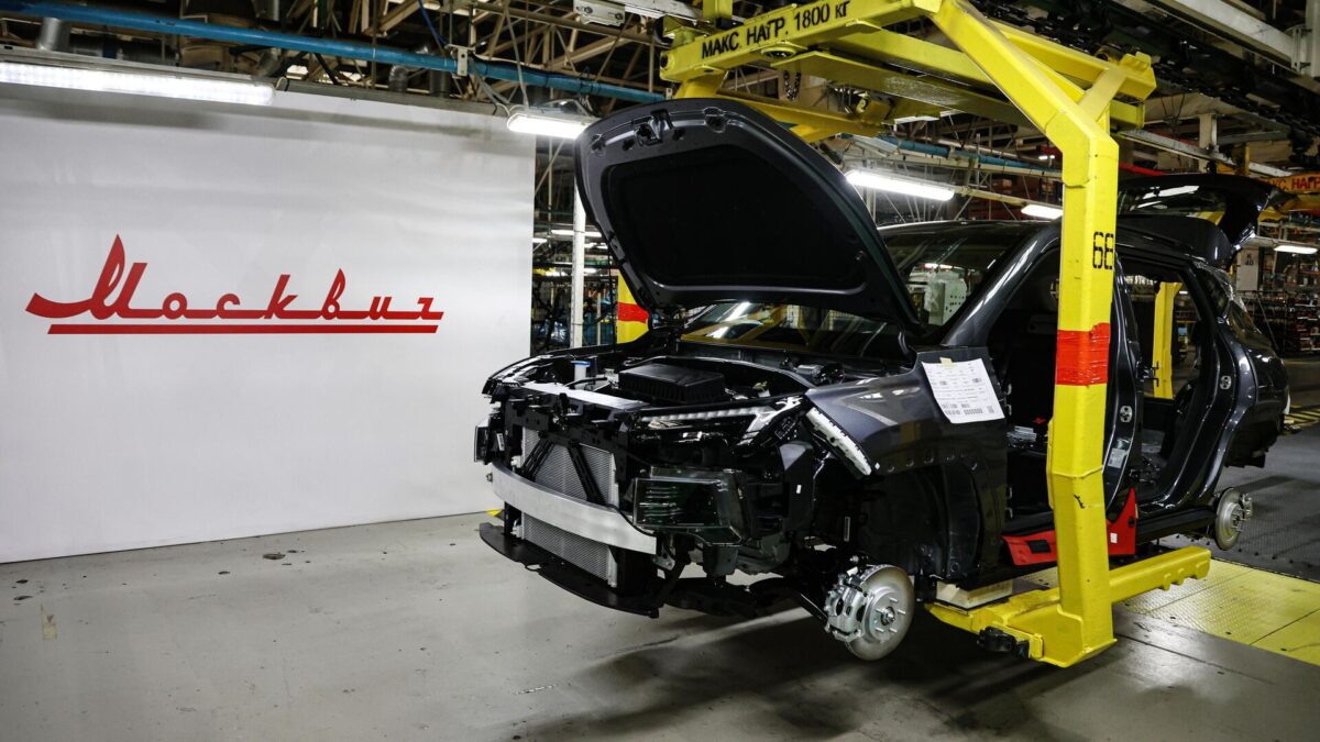 В России сразу три автозавода возобновили производство