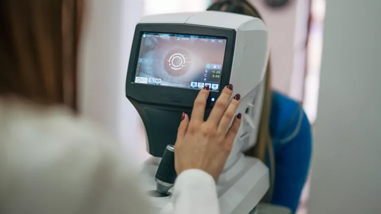 Врач рассказала о самых главных причинах падения зрения