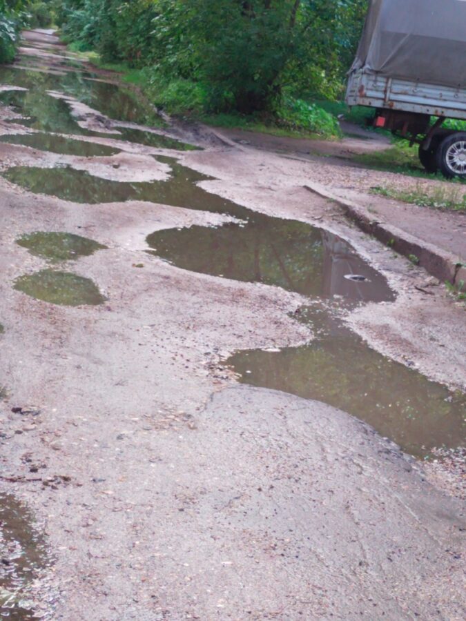 Жители Твери не могут зайти в дом из-за огромной ямы