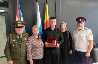 Семье погибшего атамана тверских казаков вручили орден Мужества Семье погибшего атамана тверских казаков вручили орден Мужества
