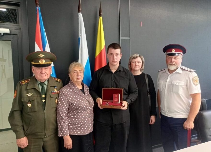 Семье погибшего атамана тверских казаков вручили орден Мужества Семье погибшего атамана тверских казаков вручили орден Мужества