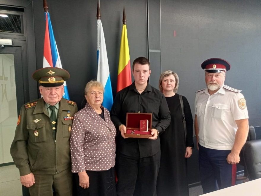 Семье погибшего атамана тверских казаков вручили орден Мужества Семье погибшего атамана тверских казаков вручили орден Мужества