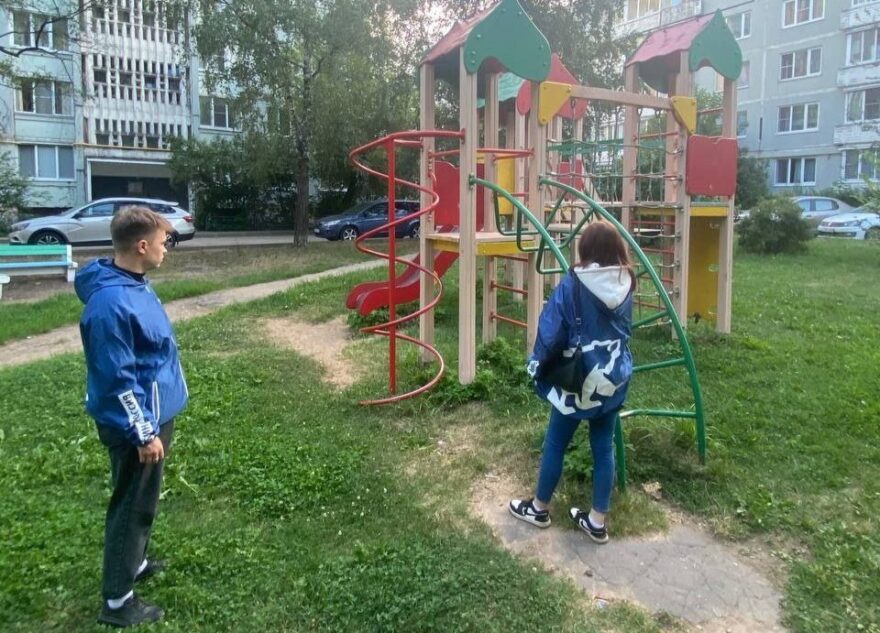 «Партийный десант» проверяет детские площадки Твери