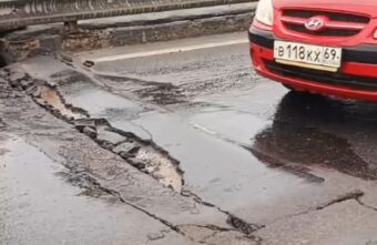 В Твери под весом машин разваливается асфальт на мосту