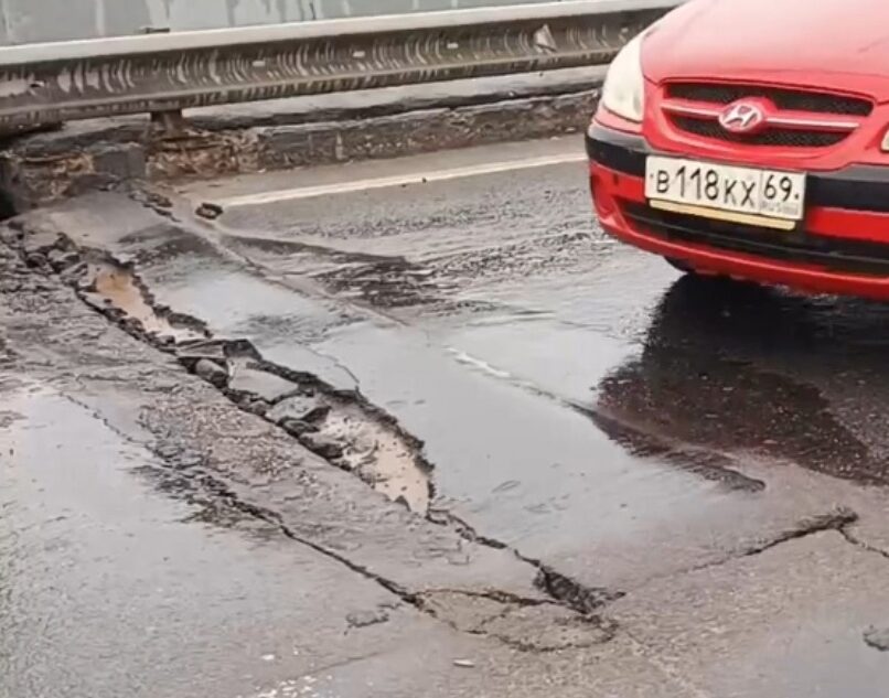 В Твери под весом машин разваливается асфальт на мосту